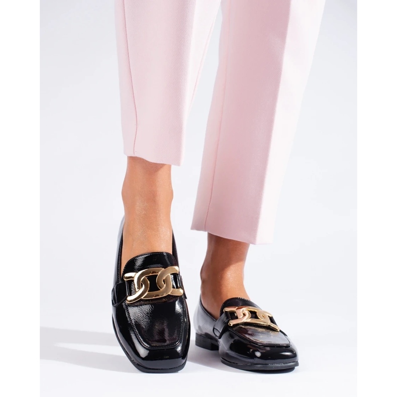 Lakované černé dámské boty s řetízkem Shelovet černá 2