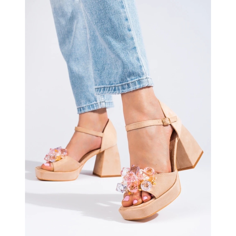 Béžové sandály s cvočky od Shelovet béžový 1