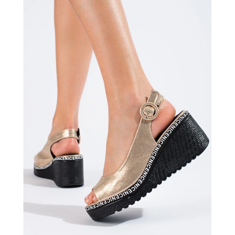 Zlaté sandály na klínku Shelovet zlatý 2