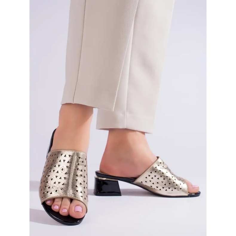 Zlaté dámské prolamované pantofle na nízkém podpatku Shelvt zlatý 2