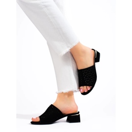 Černé dámské prolamované pantofle na nízkém podpatku černá 1