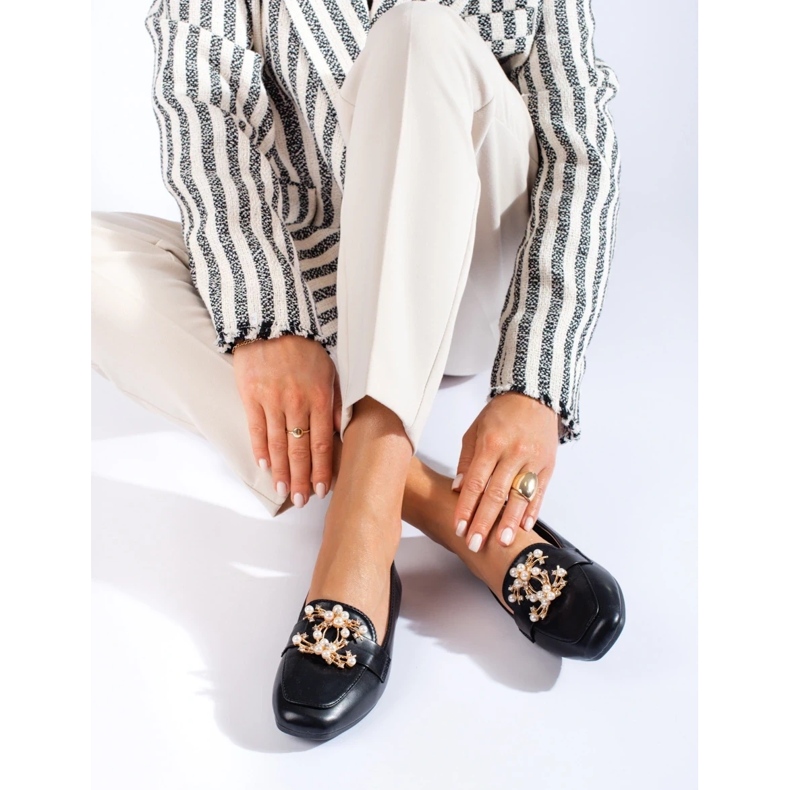 Černé dámské mokasíny se zlatým zdobením od Shelovet černá 2