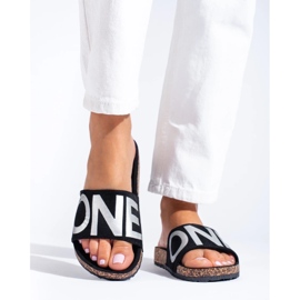 Černé žabky se stříbrným nápisem na čepici Shelovet černá 2