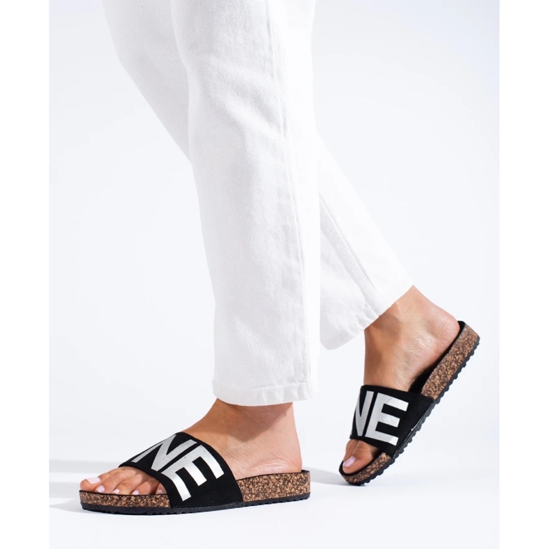 Černé žabky se stříbrným nápisem na čepici Shelovet černá 1