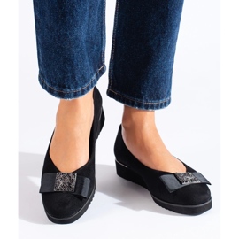 Černé semišové lodičky na nízkém klínku Shelovet černá 2