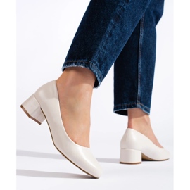 Dámské lodičky na nízkém podpatku světle béžové barvy béžový 1