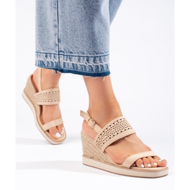 Béžové dámské sandály na klínku béžový 2