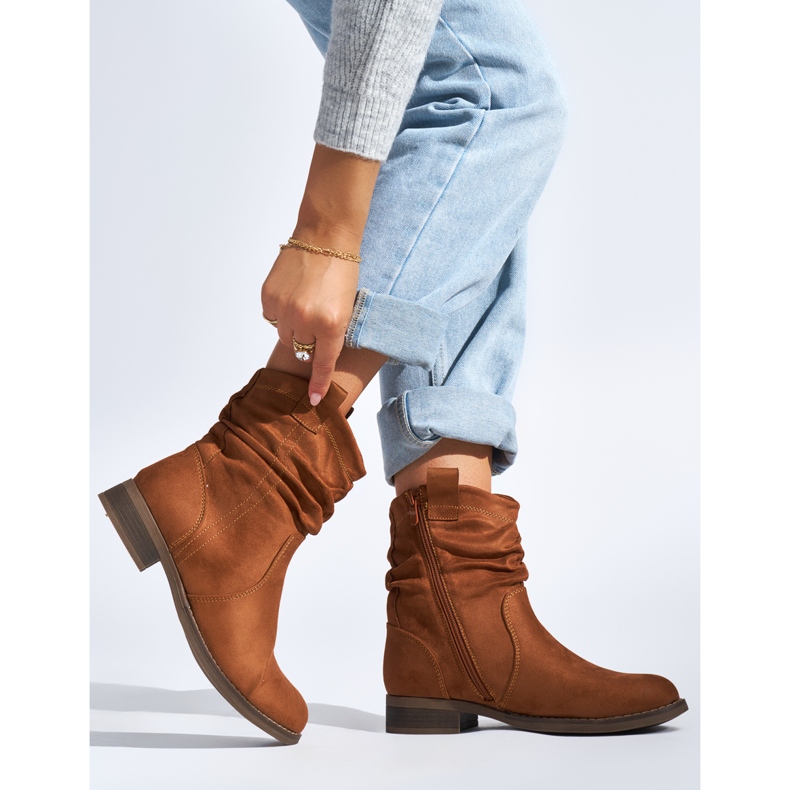 Semišové hnědé dámské kotníkové boty hnědý 2