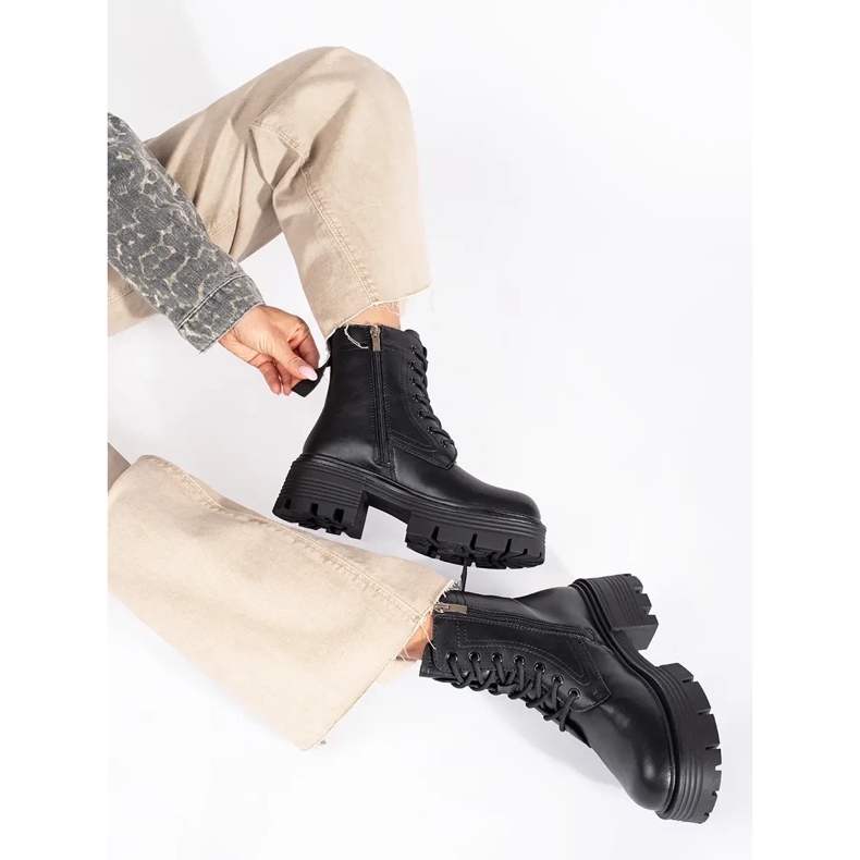 Kožené černé kozačky se silnou podrážkou černá 1