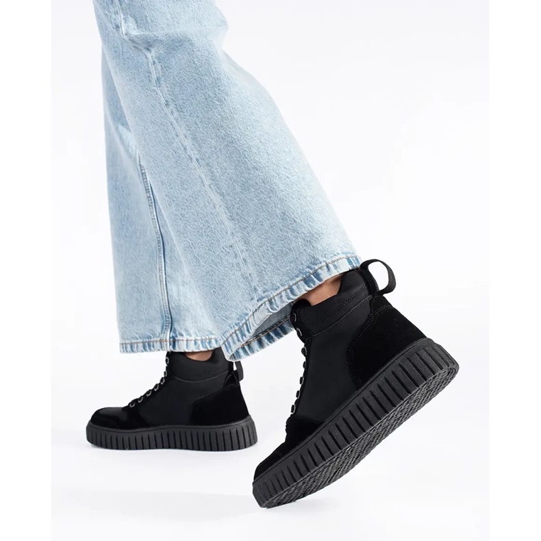 Černé kozačky z přírodní kůže se silnou embosovanou podrážkou černá 1