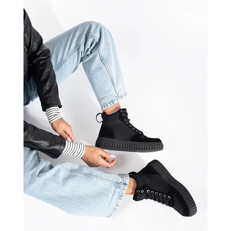 Černé kozačky z přírodní kůže se silnou embosovanou podrážkou černá 2