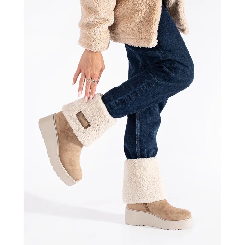 Seastar Tmavě béžové zateplené dámské kozačky na klínku béžový 1