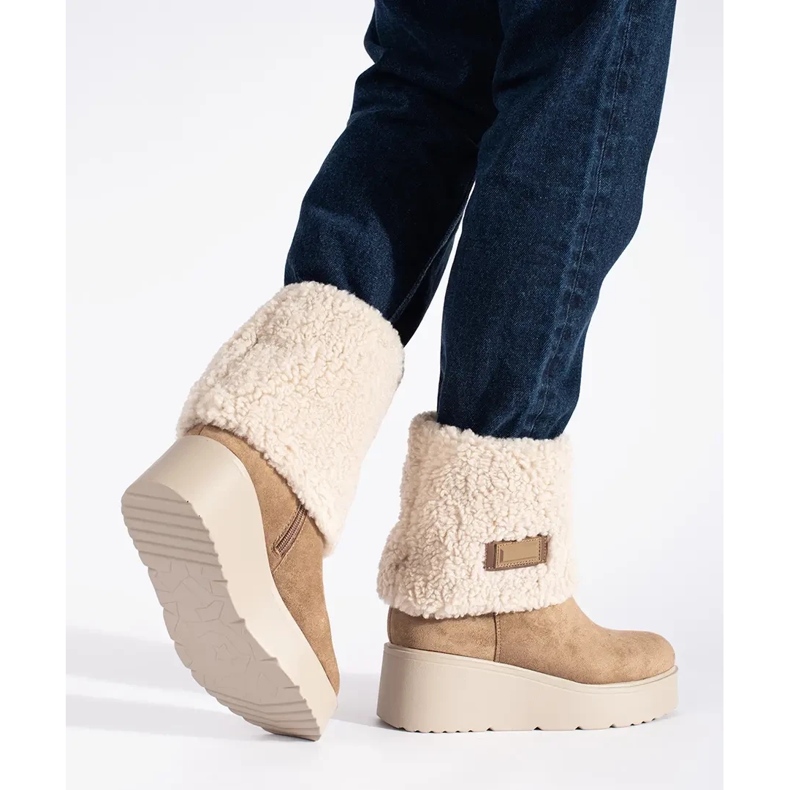 Seastar Tmavě béžové zateplené dámské kozačky na klínku béžový 2