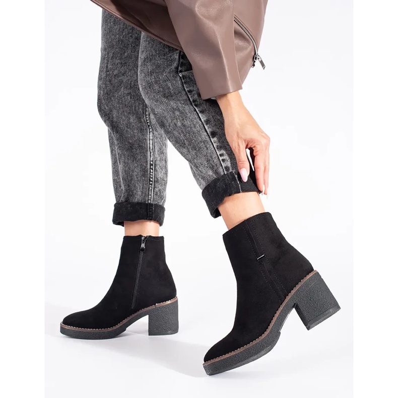 Semišové černé kotníkové boty černá 1