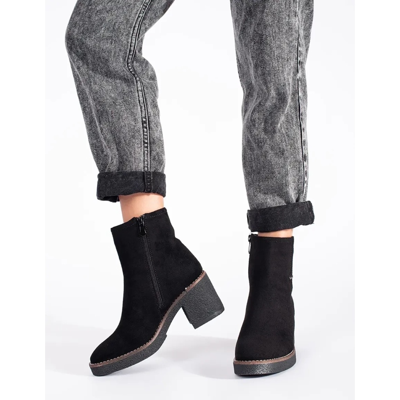 Semišové černé kotníkové boty černá 2