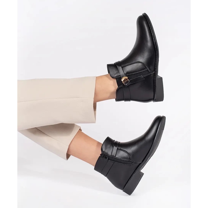 Černé dámské kotníkové boty s páskem a nízkým podpatkem černá 1