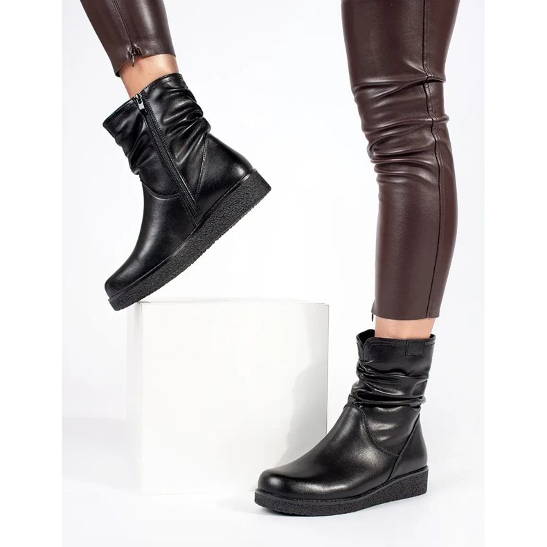 Černé kožené dámské kotníkové boty na nízkém klínku s volánkovým svrškem Sergio Leone černá 1