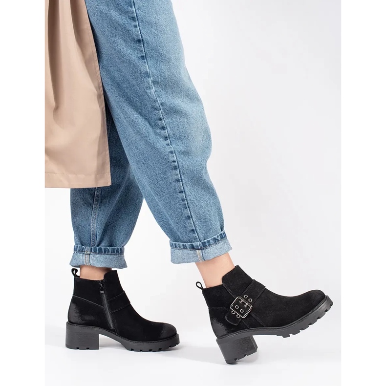 Černé dámské kotníkové boty na vysokém podpatku vyrobené z přírodní nubukové kůže s ozdobnou přezkou Sergio Leone černá 1