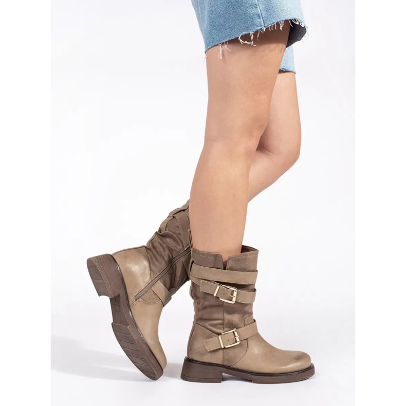 Béžové dámské kotníkové boty na nízkém podpatku s přezkami béžový 1