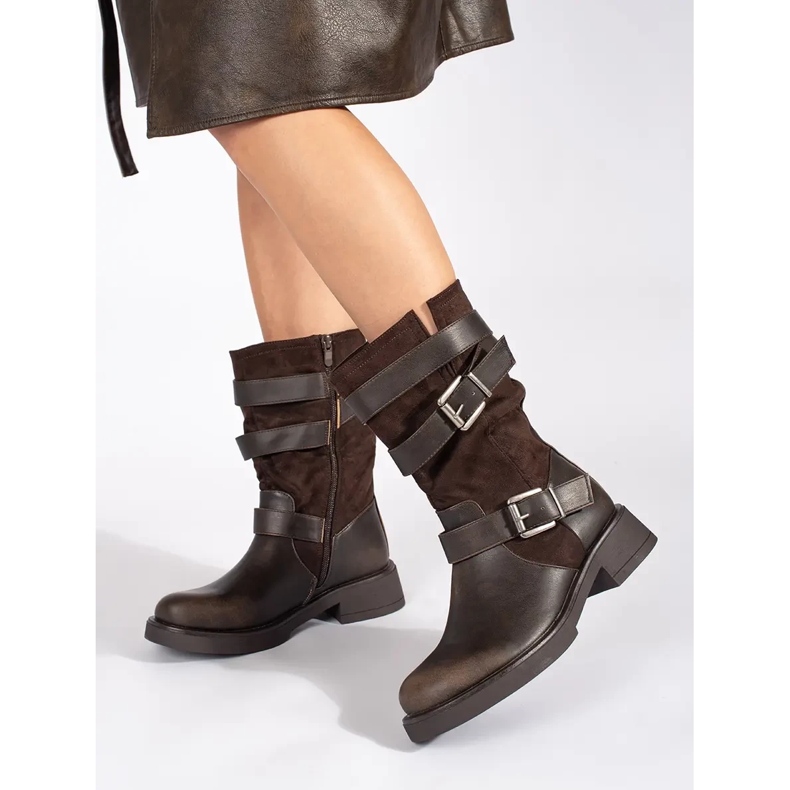 Hnědé dámské kotníkové boty na nízkém podpatku s přezkami hnědý 1
