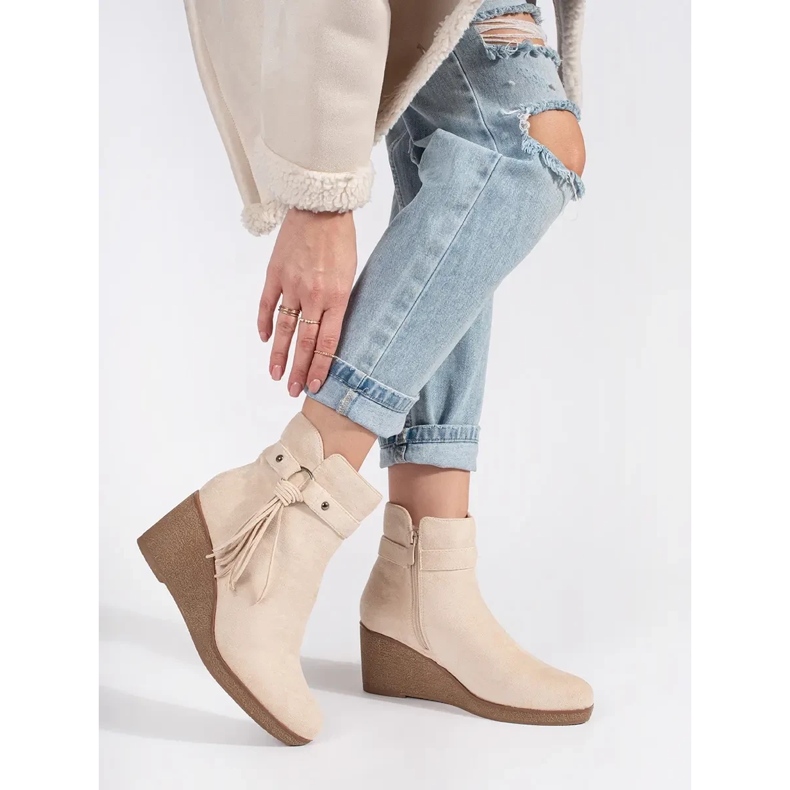 Semišové světle béžové dámské kozačky na klínku s třásněmi béžový 2