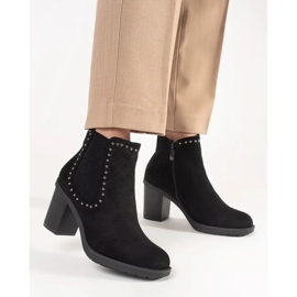 Černé semišové boty na příspěvku zdobené kamínky černá 1 Černé semišové boty na příspěvku zdobené kamínky černá 1