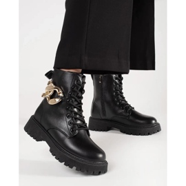 Černí dělníci se zlatým řetězcem černý 1