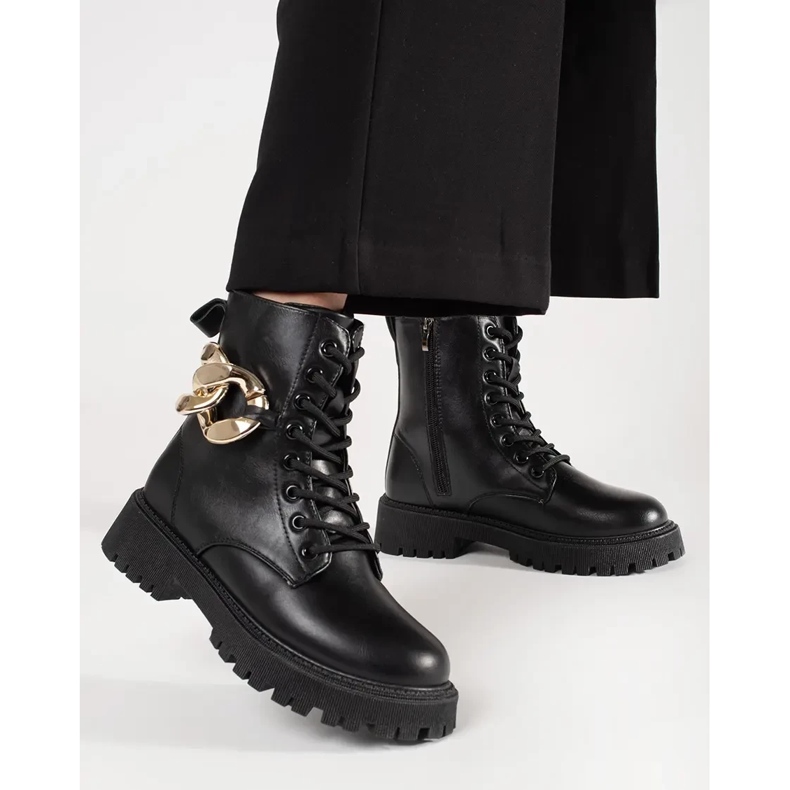 Černí dělníci se zlatým řetězcem černá 1