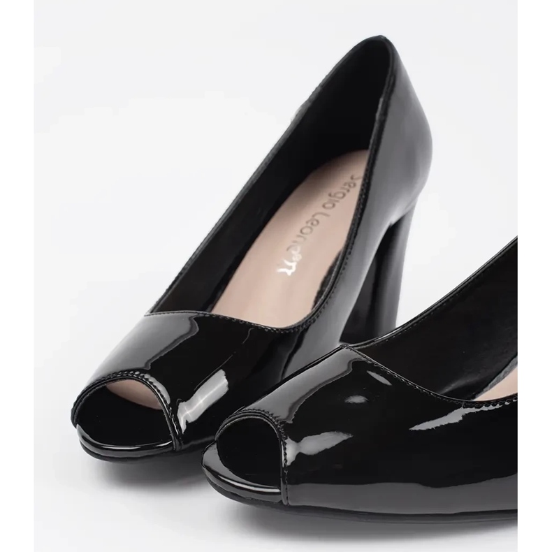 Malovaná černá čerpadla na Post Sergio Leone 1