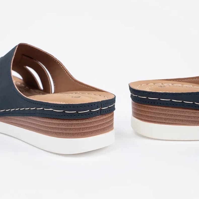 Pohodlné pantofle na nízkých modrých klínech 1