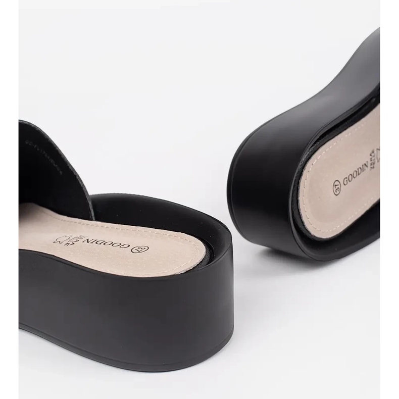 Goodin Černé dámské žabky s řetízkem černá 1 Goodin Černé dámské žabky s řetízkem černá 1