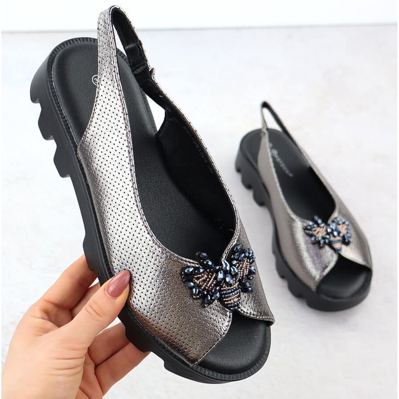 Dámské sandály na platformě perforované kovové stříbro Potocki SZ12610 stříbrný 1