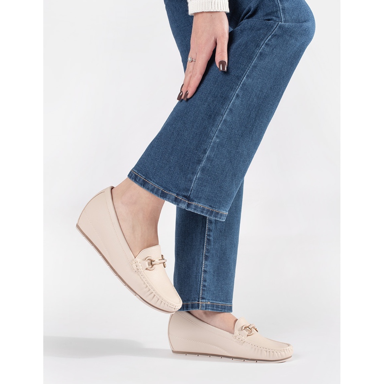 Goodin Béžové mokasíny na nízkém klínu s ozdobou béžový 2