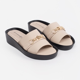 Goodin Béžové dámské klapky s řetězem béžový 1 Goodin Béžové dámské klapky s řetězem béžový 1