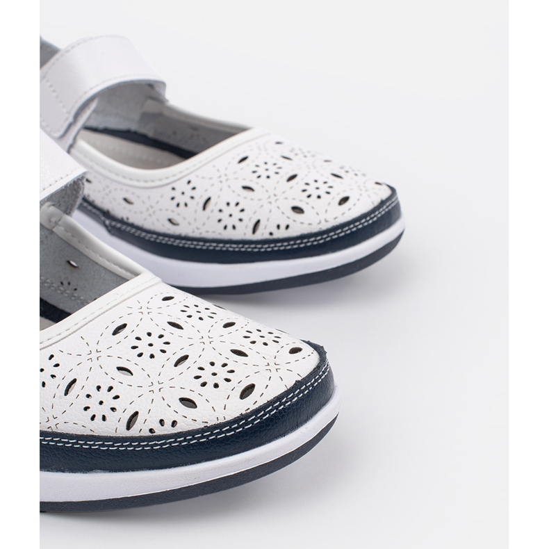 Goodin Upuštěné bílé a tmavě modré kožené sandály bílý 2