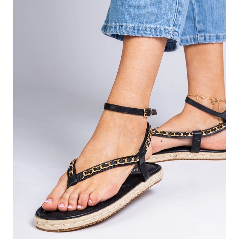 Černé sandály zdobené řetězem černá 1