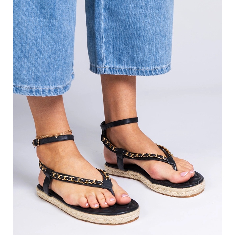 Černé sandály zdobené řetězem černá 2