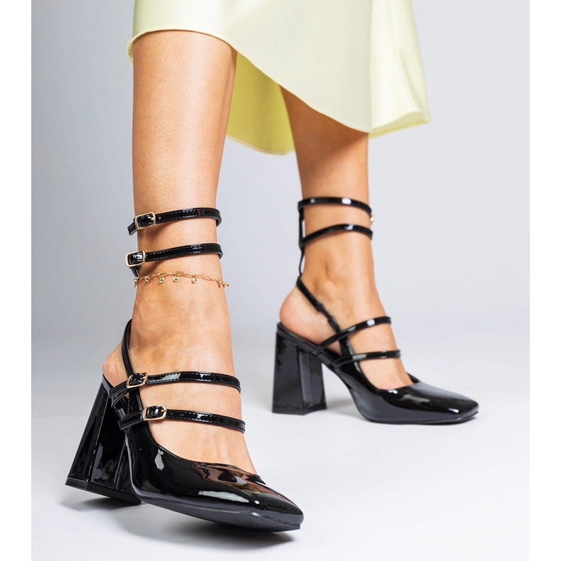 Černé sandály se na příspěvku rozplynuly černá 1