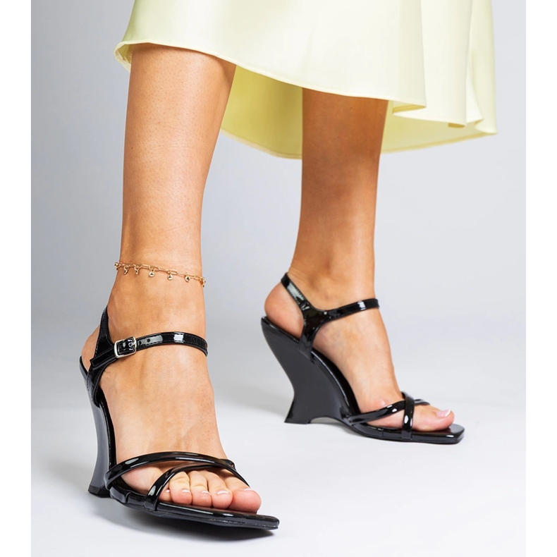 Černé vázané dámské klínové sandály černá 1