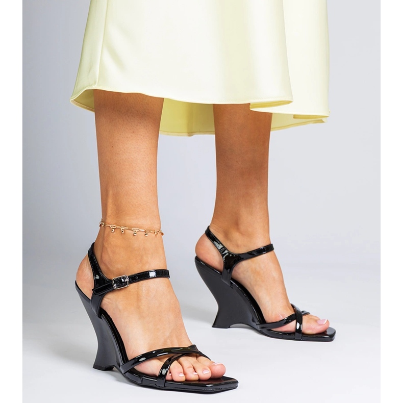 Černé vázané dámské klínové sandály černá 2