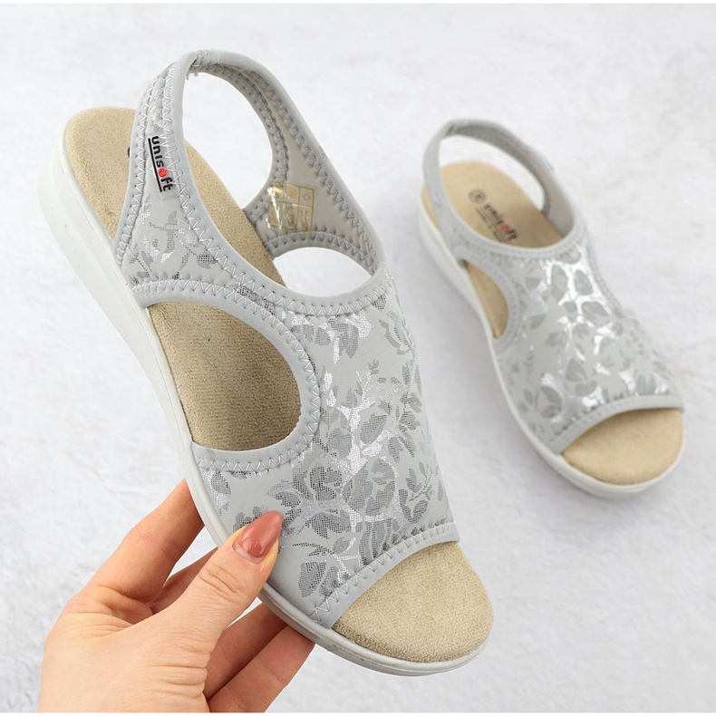 Dámské sandály na vyrážce flexibilní s květinami šedá unisoft 7196 1