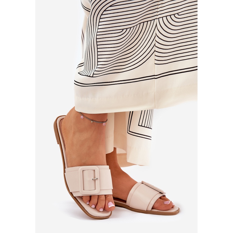 Shrnutí žen s plochou koženou koženou s béžovou sponou béžový 1