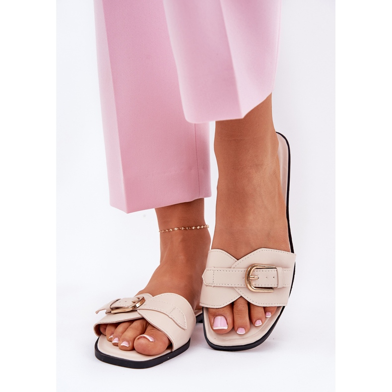 Ploché dámské žabky se zlatou béžovou svorkou béžový 2 Ploché dámské žabky se zlatou béžovou svorkou béžový 2