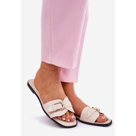 Ploché dámské žabky se zlatou béžovou svorkou béžový 1 Ploché dámské žabky se zlatou béžovou svorkou béžový 1