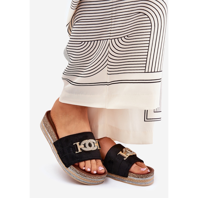 Dámské žabky se zlatým detailem na platformě s brokátem černou černá 1 Dámské žabky se zlatým detailem na platformě s brokátem černou černá 1