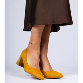 Žlutá čerpadla na elegantně zdobeném sloupku 2