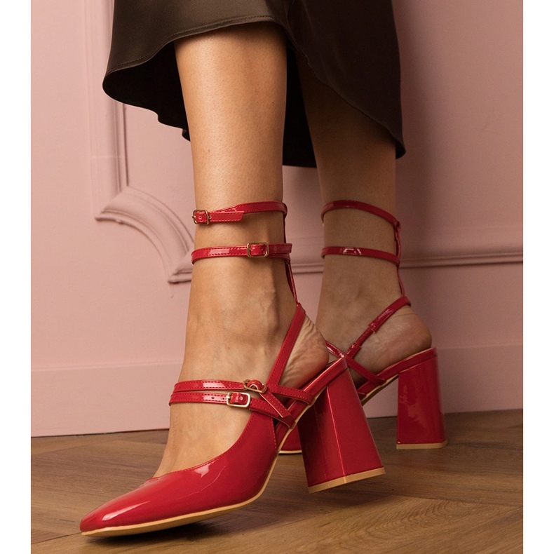 Červená čerpadla je na příspěvku rozptýlena červené 1 Červená čerpadla je na příspěvku rozptýlena červené 1