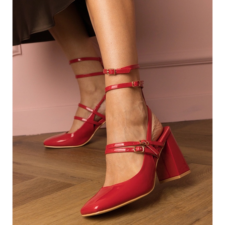 Červená čerpadla je na příspěvku rozptýlena červené 2 Červená čerpadla je na příspěvku rozptýlena červené 2