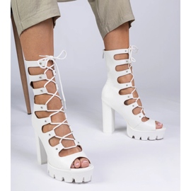 Bílé boty na vysokém sloupu s výřezy bílý 1