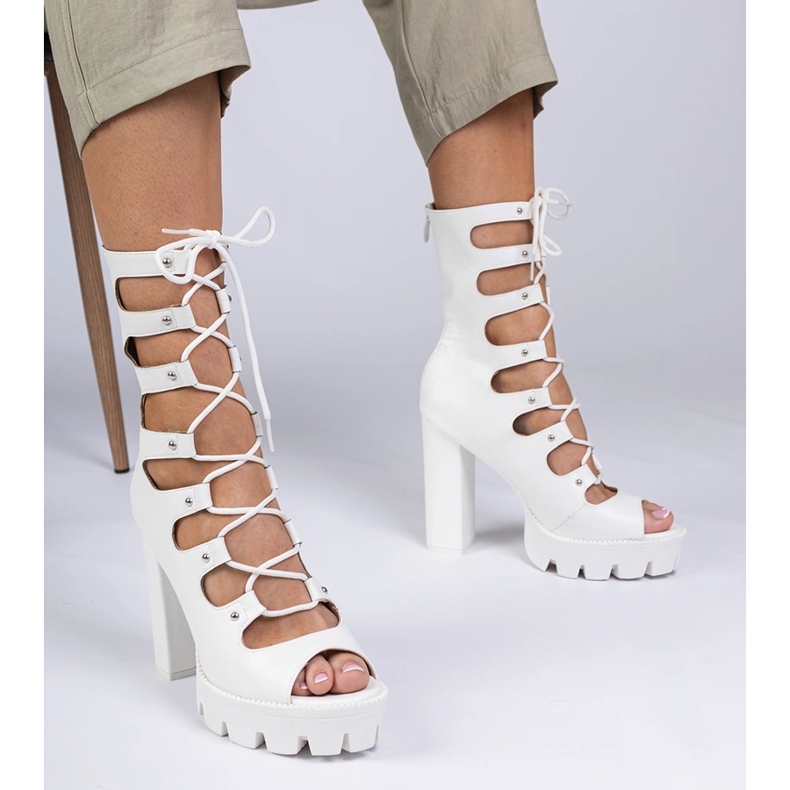 Bílé boty na vysokém sloupu s výřezy bílý 1